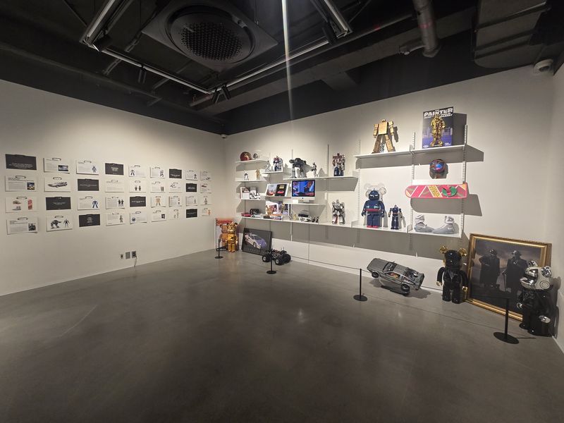 서울옥션은 9월 15일까지 서울 강남구 서울옥션 강남센터에서 곽신 개인전 'ENDLESS'를 개최한다. 전시장 안쪽으로는 작가의 수집품도 전시돼 있어 눈길을 끈다. 옆쪽 벽에는 작가에게 영감을 준 문구들이 프린팅되어 붙어 있다. 2026.9.10. /뉴스1 양새롬 기자
