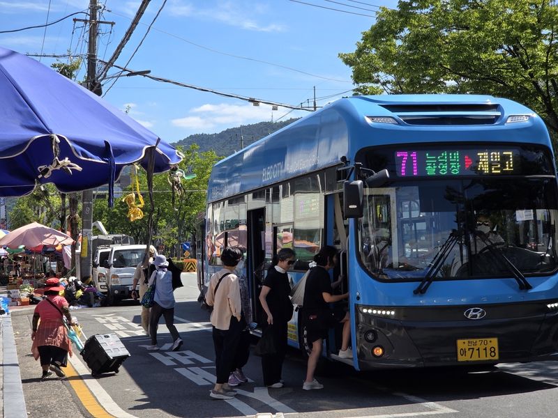 순천시가 시민의 일상을 잇는 '사람 중심 교통도시'를 조성하고자 △광역교통수단 확충 △시민 체감형 교통 서비스 제공 △2050 탄소중립 실현을 위한 생태교통정책 등을 추진한다. 사진은 저상버스를 이용하는 순천시민들의 모습. 순천시 제공