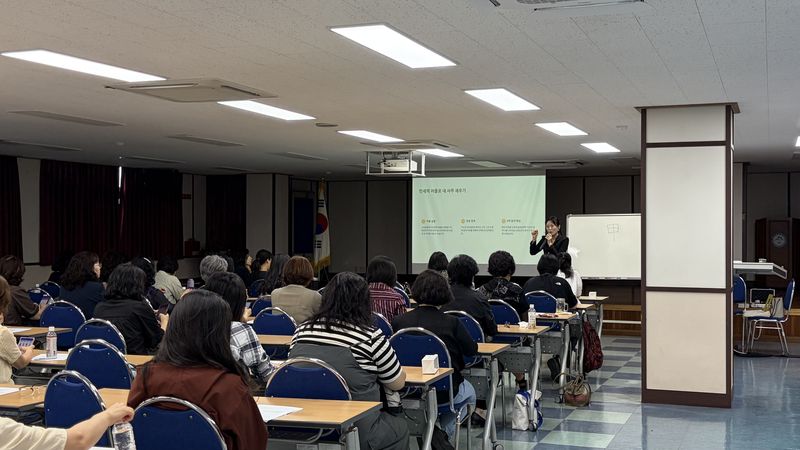12일 제주국제교육원에서 도내 교원들이 제주교총의 힐링 연수를 듣고 있다. 제주교총은 명리학을 운세풀이보다 자신의 감정과 행동, 관계를 돌아보는 자기이해의 소재로 활용해 프로그램을 구성했다. 사진=제주교총 제공