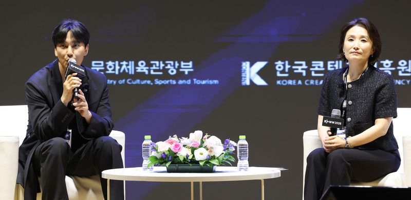 배우 김남길이 14일 서울 강남구 코엑스에서 열린 국제방송영상마켓(BCWW) 콘퍼런스에서 스페셜 세션 '컷(CUT) 너머의 세계 : 배우 김남길'을 주제로 대화하고 있다. 오른쪽은 모더레이터 박경림. 연합뉴스
