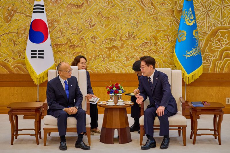 이재명 대통령이 14일 청와대에서 한-중앙아시아 정상회의를 계기로 방한한 간다 마사토 아시아개발은행(ADB) 총재를 접견하고 있다. 청와대 제공