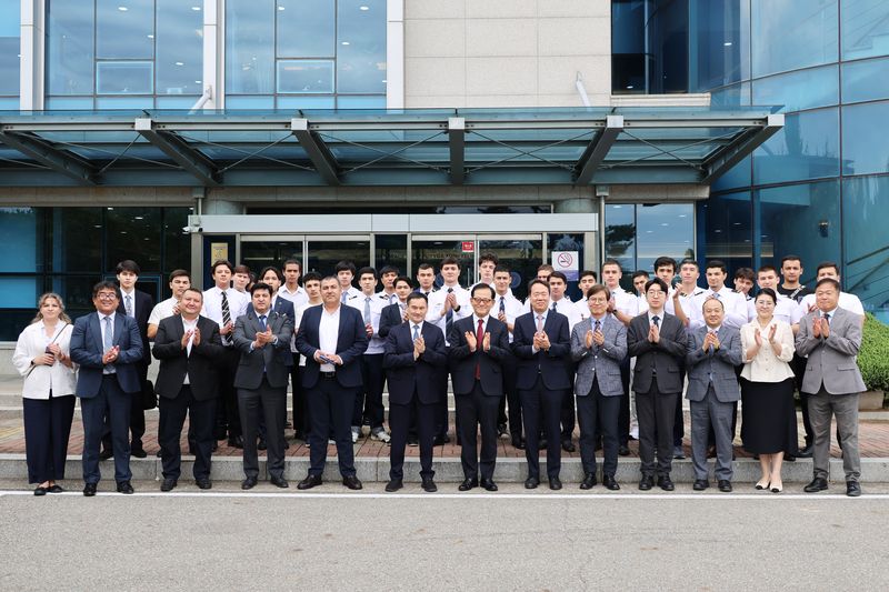 허희영 한국항공대 총장과 일홈 마흐카모프 우즈베키스탄 교통부 장관을 비롯한 방문단, 재학 중인 우즈베키스탄 학생들이 12일 경기도 고양시 한국항공대 본관 앞에서 기념촬영을 하고 있다. 한국항공대 제공
