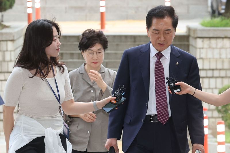 김건희 여사에게 260만원대 로저비비에 가방을 선물한 혐의로 기소된 국민의힘 김기현 의원 부부가 지난 7월 13일 속행공판에 출석하기 위해 서울 서초구 서울중앙지법으로 들어서고 있다. 연합뉴스