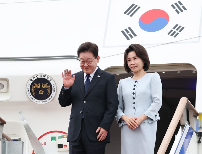 프랑스 국빈 방문 일정을 마치고 귀국한 이재명 대통령과 김혜경 여사가 10일 성남 서울공항에 도착한 공군 1호기에서 환영객에게 인사하고 있다. 2026.9.10 ⓒ 뉴스1 이재명 기자