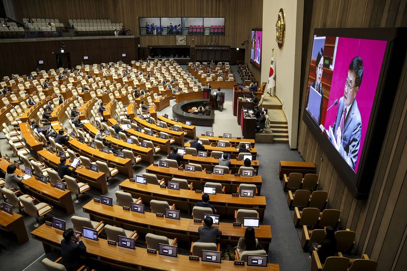 한성숙 국무총리가 14일 서울 여의도 국회에서 열린 제439회국회(정기회) 제8차 본회의 교육·사회·문화 분야 대정부질문에서 서범수 국민의힘 의원의 질의에 답하고 있다. 뉴시스