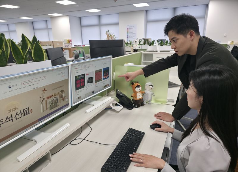 삼성이 1조3000억원 규모의 물품 대금을 추석 연휴 이전에 협력사들에게 조기 지급할 예정이라고 14일 밝혔다. 사진은 삼성전자 DS부문 직원들이 추석 명절을 앞두고 운영되는 온라인 장터에 접속해 상품을 고르고 있는 모습. 사진=삼성 제공