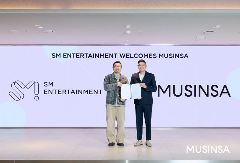 최재영 무신사 CCO(왼쪽)와 탁영준 SM엔터테인먼트 대표(오른쪽)가 14일 열린 업무협약식에서 기념 촬영을 하고 있다. 무신사 제공