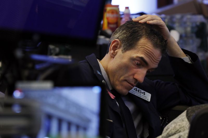 뉴욕증권거래소(NYSE)에서 한 트레이더가 머리를 만지고 있다. /사진=뉴시스