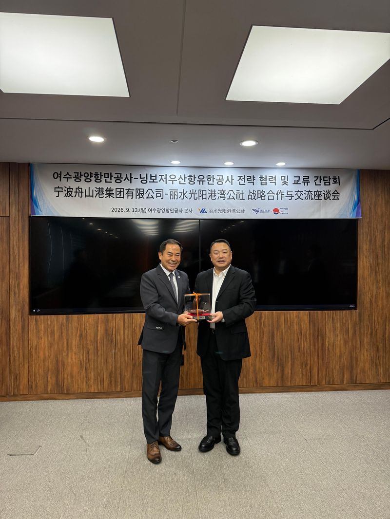 황학범 여수광양항만공사 경영부사장(왼쪽)과 주묘(朱苗) 닝보저우산항그룹(寧波舟山港集團) 이사장(오른쪽)이 지난 13일 광양항에서 전략 협력 및 교류 간담회를 한 뒤 기념촬영을 하고 있다. 여수광양항만공사 제공