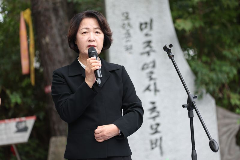 추미애 경기도지사가 지난 12일 오후 남양주시 모란공원 민주열사묘역에서 열린 '경기도 민주화운동희생자 추모제'에 참석해 추모사를 하고 있다. 뉴시스