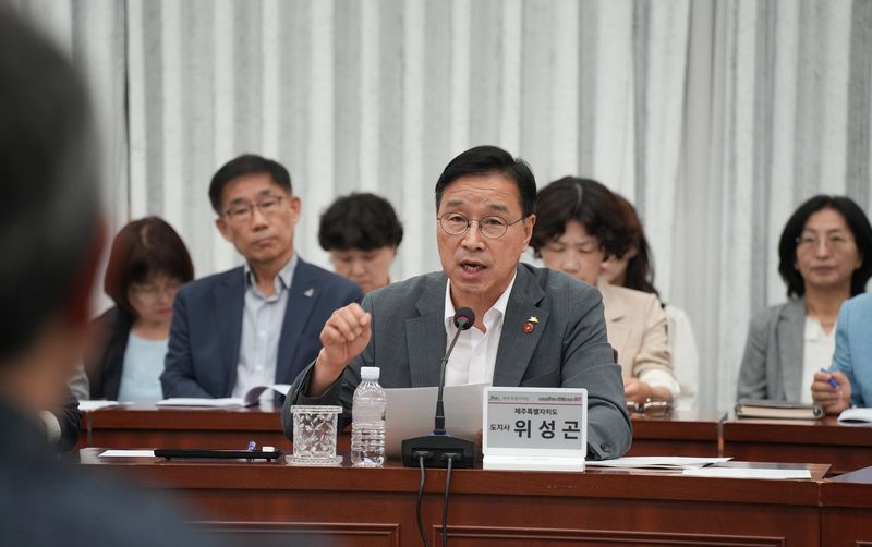 위성곤 제주특별자치도지사가 14일 제주도청 탐라홀에서 열린 민생경제 상황실 9월 종합회의에서 발언하고 있다. 제주도는 소비심리지수 97.8과 소비자물가 상승률 3.1% 등 민생지표를 점검하고 탐나는전 적립한도 확대와 특별보증 추가 공급 등 9~10월 소비촉진 대책을 추진한다. 사진=제주특별자치도 제공