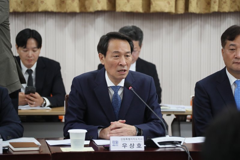 우상호 강원도지사가 14일 도청에서 열린 2026년도 더불어민주당-강원특별자치도 예산정책협의회에서 강원 핵심현안에 대한 지원을 요청하고 있다. 강원자치도 제공