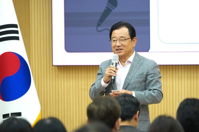 이현재 하남시장이 13개 동을 순회하며 주민들이 지역에 필요한 사업을 직접 제안하고, 결정하는 주민총회에 참석해 발언하고 있다. 하남시 제공