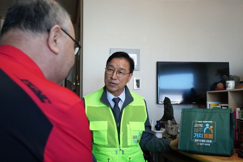 위성곤 제주도지사가 지난 9월14일 제주시 노형동의 제주가치돌봄 식사지원 이용 어르신 가정을 방문해 도시락을 전달하며 이야기를 나누고 있다. 제주도는 퇴원환자의 돌봄 공백을 줄이기 위해 협력병원을 18곳으로 확대하고 식사·가사·외출 동행 등 재가돌봄 서비스를 강화하고 있다. 사진=제주특별자치도
