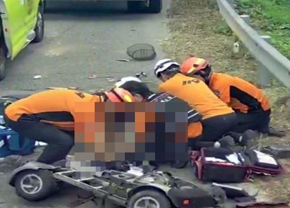 14일 전북 군산 사고 현장에서 119구조대가 부상자를 응급조치 하고 있다. 전북소방 제공