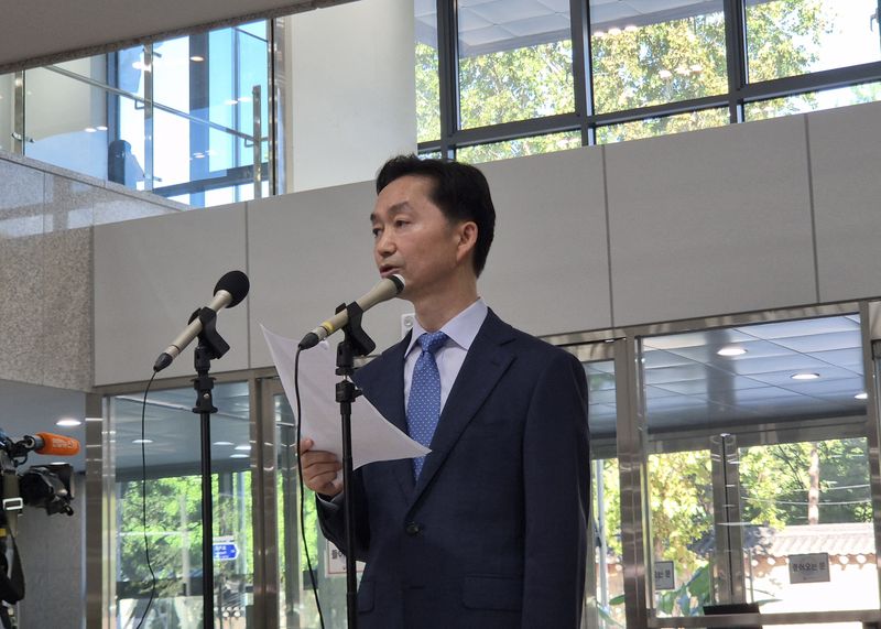 김지용 중대범죄수사청장 후보자가 14일 서울 종로구 인사청문회 준비단에서 도어스테핑을 열고 입장문을 읽고 있다. 사진=최은솔 기자