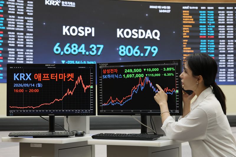 지난 14일 서울 여의도 한국거래소에 애프터마켓이 개장되어 있다. 한국거래소(KRX)는 이날부터 오후 4시부터 8시까지 코스피·코스닥 시장을 대상으로 애프터마켓을 운영한다. 연합뉴스