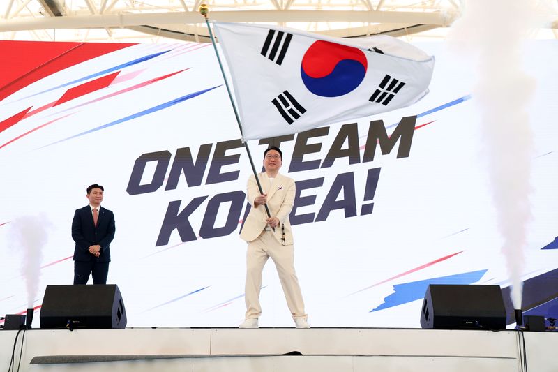 [진천=뉴시스] 이영환 기자 = 이상현 선수단장이 3일 오후 충북 진천국가대표선수촌 벨로드롬에서 열린 2026 아이치-나고야 하계아시아경기대회 대한민국 선수단 결단식에서 단기를 흔들고 있다. 2026.09.03. 20hwan@newsis.com