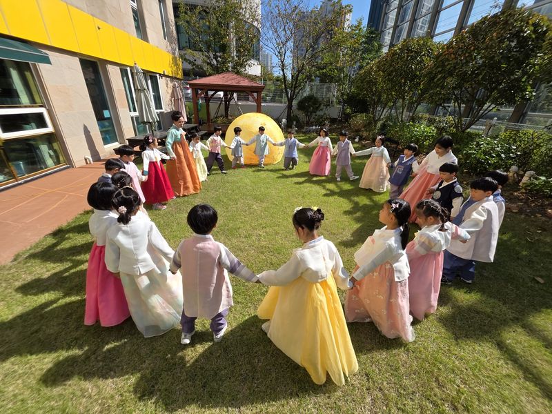 [울산=뉴시스] 배병수 기자 = 추석 명절을 앞둔 오전 울산 중구 아리솔유치원 마당에서 어린이들이 한복을 입고 강강술래놀이를 하고 있다.2025.10.01.bbs@newsis.com.