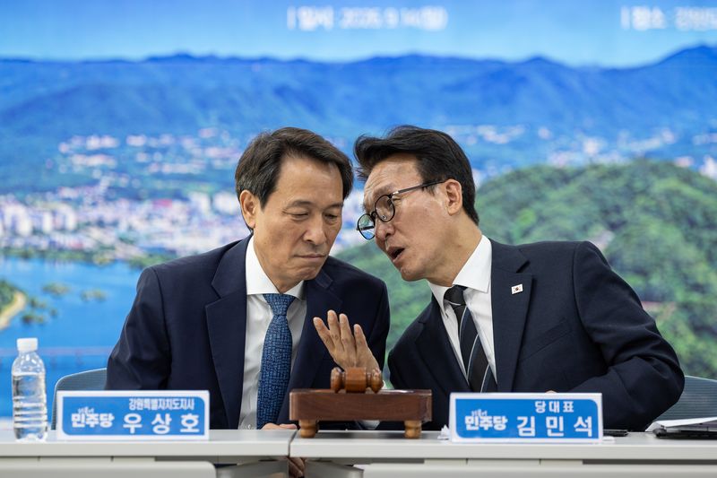 더불어민주당이 14일 강원 춘천 민주당 강원도당에서 최고위원회의를 개최했다. 김민석 민주당 대표(오른쪽)가 우상호 강원특별자치도 도지사와 이야기를 나누고 있다. 뉴시스