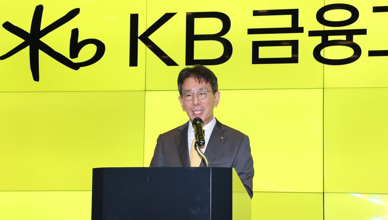 KB금융그룹 차기 회장으로 내정된 이재근 KB금융 부문장이 14일 서울 여의도 KB금융 신관 로비에서 소감을 밝히고 있다. 연합뉴스