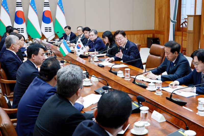 이 대통령 "한반도 평화 안정에 큰 힘" 우즈벡 대통령 "韓정부 변함없이 지지"(종합)