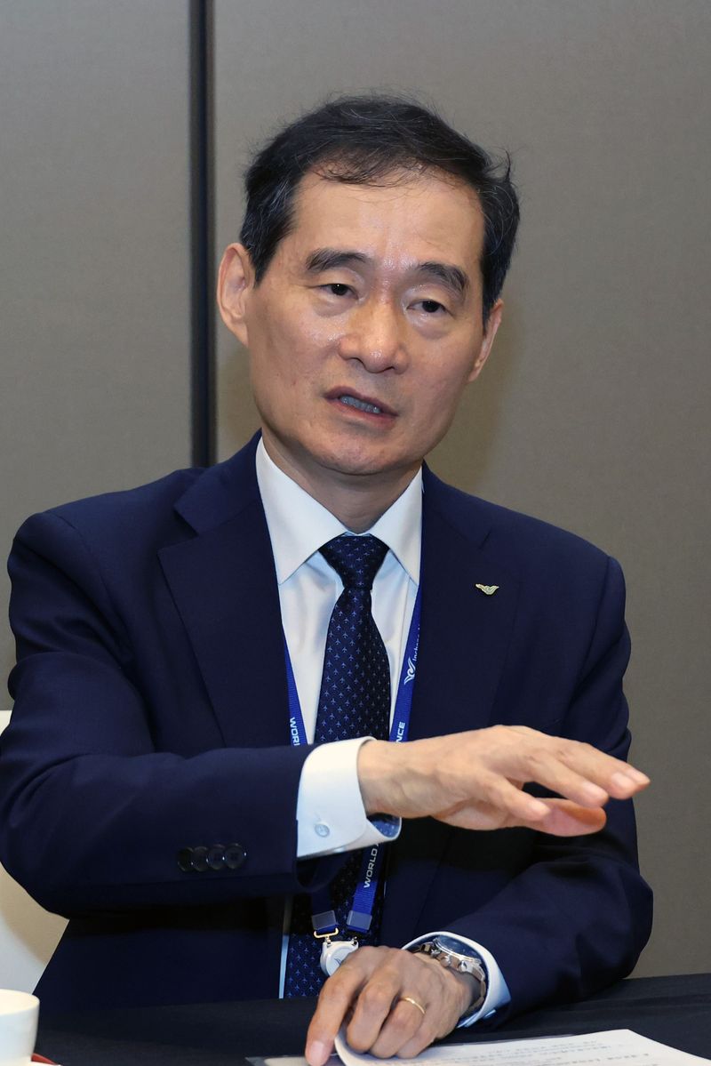 김범호 인천국제공항공사 사장직무대행이 지난 10일 인천 영종도 파라다이스시티 인천에서 열린 2026 세계항공컨퍼런스(WAC)에서 파이낸셜뉴스와 인터뷰를 하며 '국제여객 세계 1위 수성'에 대한 의지를 밝히고 있다. 사진=서동일 기자