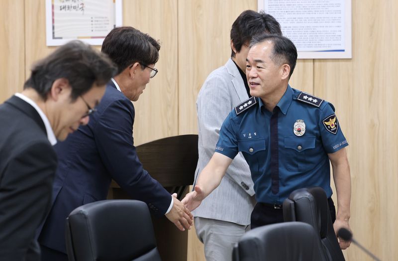 김종철 경찰청장 직무대행(오른쪽)이 14일 서울 서대문구 경찰청 국가수사본부에서 열린 경찰 수사개혁위 제8차 회의에 참석해 위원들과 인사하고 있다. 연합뉴스
