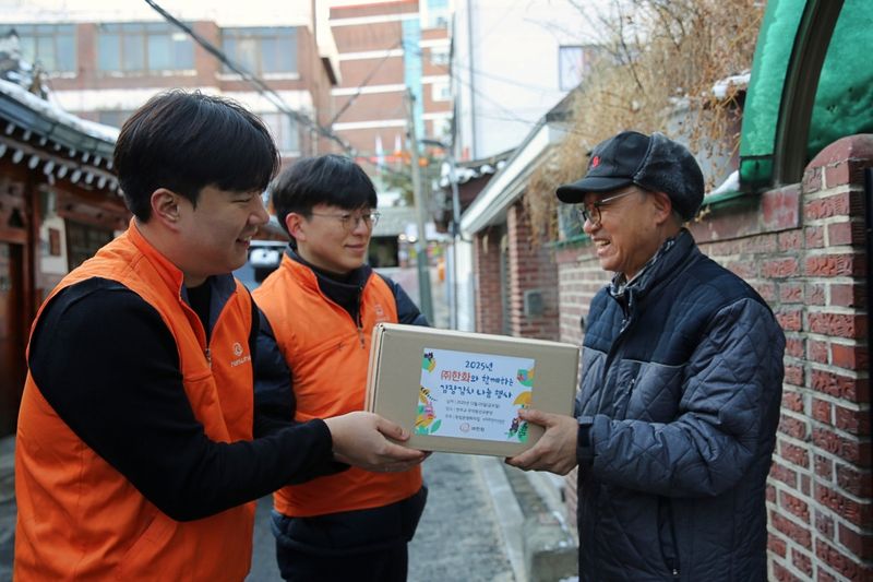 ㈜한화 직원들이 김장나눔 봉사활동에 참여하고 기념사진을 촬영하고 있다.