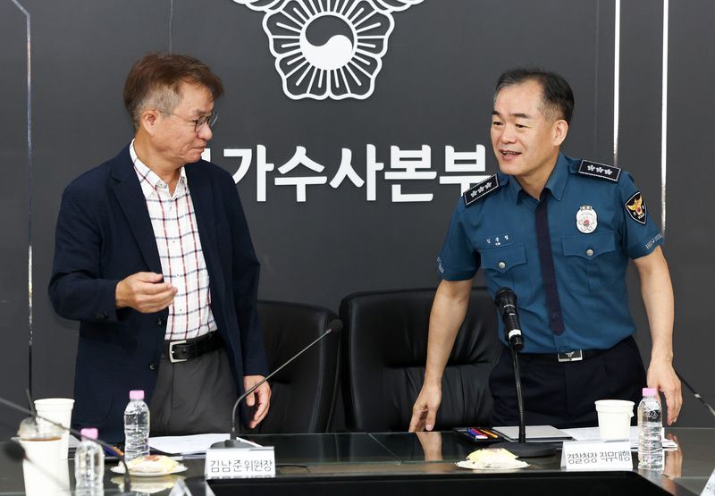 김종철 경찰청장 직무대행, 김남준 경찰 수사 개혁위원장이 14일 오후 서울 서대문구 국가수사본부에서 열린 경찰 수사 개혁위원회 제8차 회의에서 인사를 나누고 있다. 2026.9.14 ⓒ 뉴스1 최지환 기자