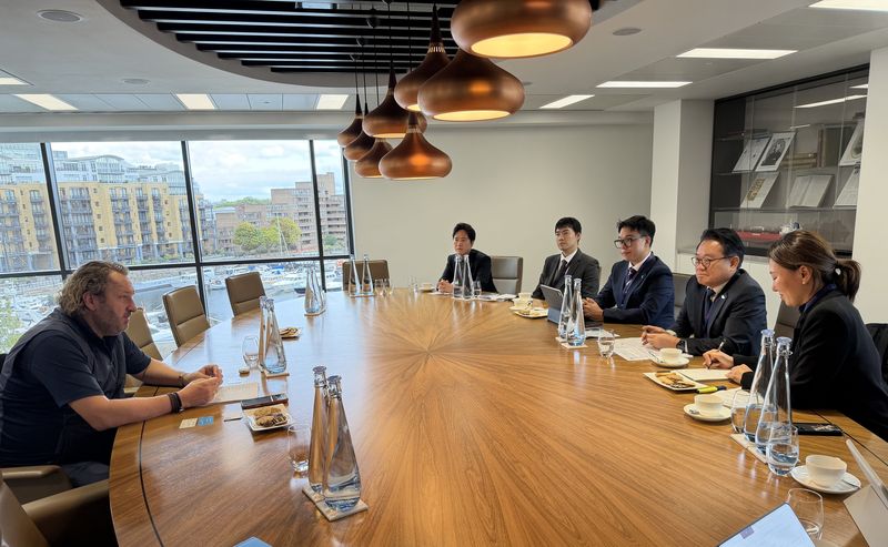 최근 한국해양진흥공사 안병길 사장(오른쪽 두번째)과 직원들이 영국을 방문한 가운데 영국 클락슨 앤디 케이스 CEO(왼쪽)와 함께 국제 선박 중개시장의 변화와 시장 참여자 간 연계를 통한 해양거래 활성화 방안에 대해 논의하고 있다. 한국해양진흥공사 제공