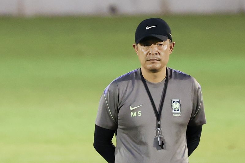 2026 아이치·나고야 아시안게임 대한민국 남자 축구 국가대표 이민성 감독이 14일 일본 아이치현 도요타시 스포츠파크에서 선수들의 훈련을 지켜보고 있다.연합뉴스