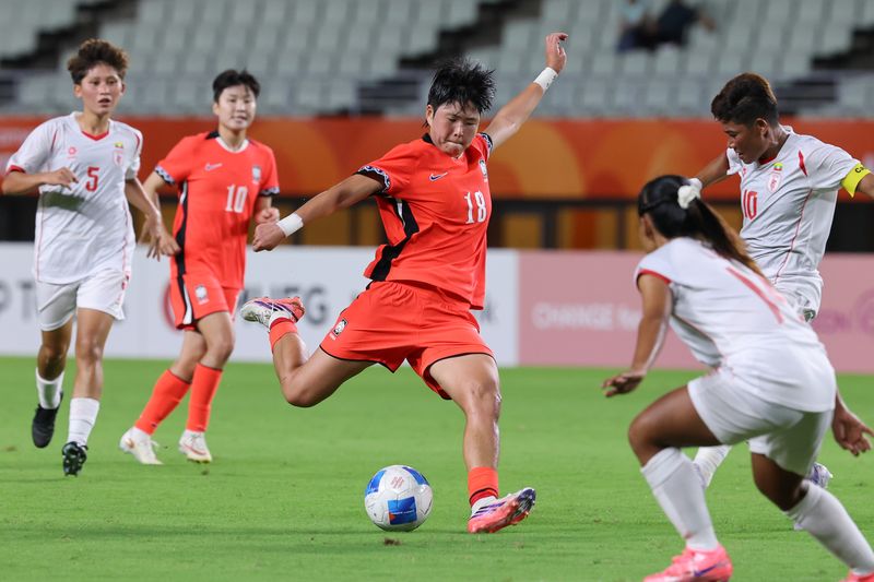 14일 오후 일본 오사카 나가이스타디움에서 열린 2026 아이치·나고야 아시안게임 여자축구 예선 F조 대한민국과 미얀마의 경기, 대한민국 김민지가 슈팅을 하고 있다. 뉴스1