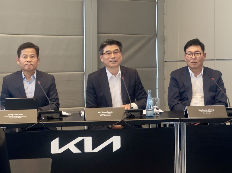 송호성 기아 사장(가운데)과 김상대 기아 PBV비즈니스사업부장 부사장, 장수항 기아 유럽권역본부장 전무가 14일(현지시간) 독일 하노버에서 열린 'IAA 트랜스포테이션 2026'에서 국내 기자단과 미디어 라운드 테이블을 진행하고 있다. 사진= 김동찬 기자