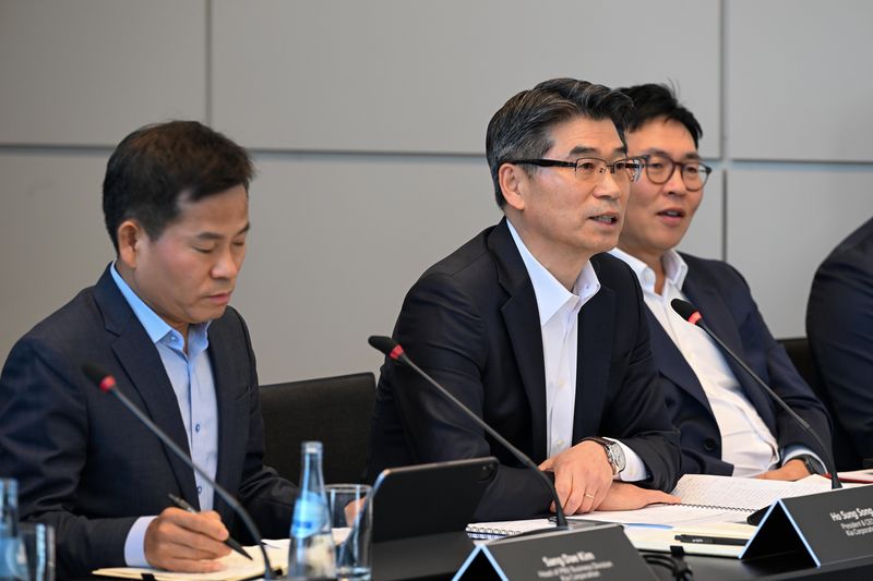 송호성 기아 사장(왼쪽 두번째)과 김상대 기아 PBV비즈니스사업부장 부사장, 장수항 기아 유럽권역본부장 전무가 14일(현지시간) 독일 하노버에서 열린 'IAA 트랜스포테이션 2026'에서 국내 기자단과 미디어 라운드 테이블을 진행하고 있다. 기아 제공