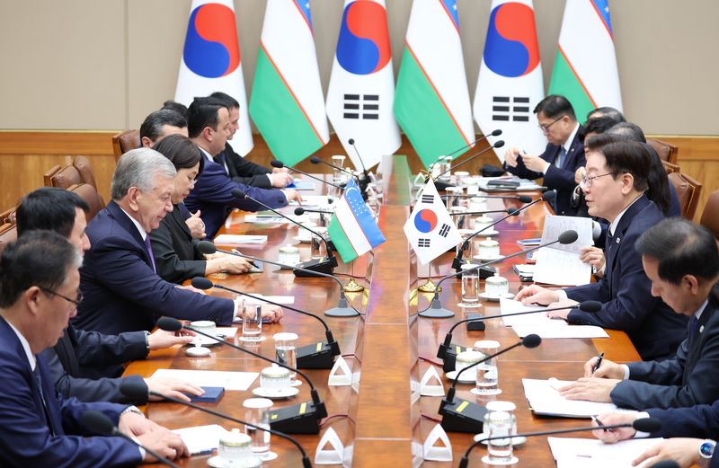 이재명 대통령과 샤브카트 미르지요예프 우즈베키스탄 대통령이 14일 청와대에서 확대 회담을 하고 있다. 2026.9.14 ⓒ 뉴스1 이재명 기자