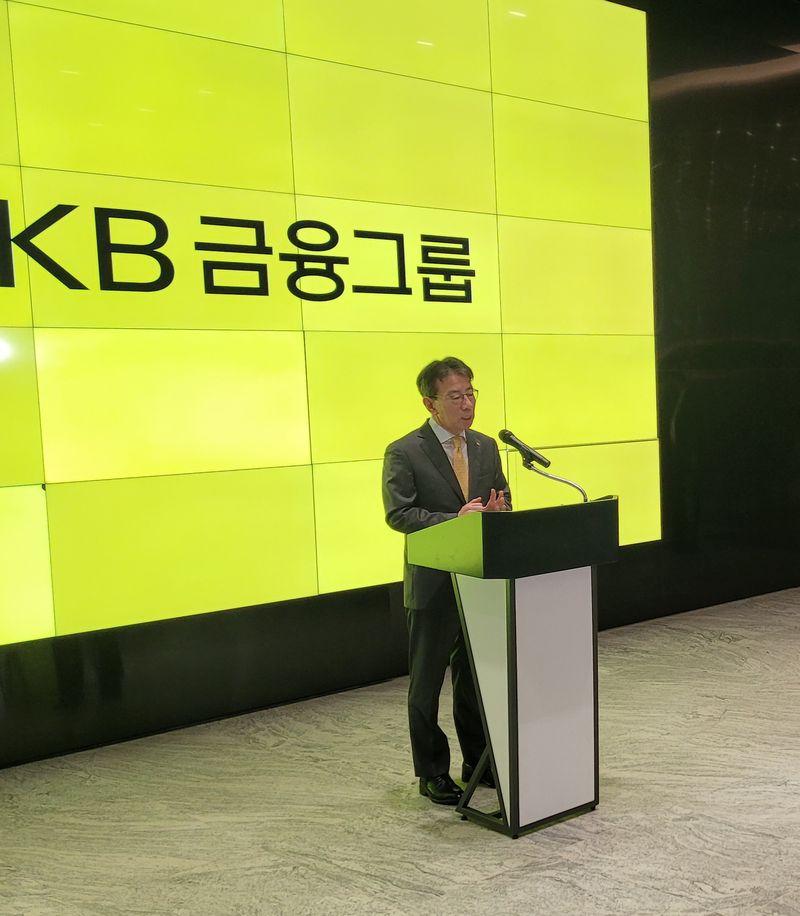 [서울=뉴시스]이재근 KB금융그룹 차기 회장 후보자가 14일 서울 여의도 KB금융 신관 로비에서 소감을 밝히는 모습. (사진=KB금융그룹 제공). 2026.09.14. photo@newsis.com