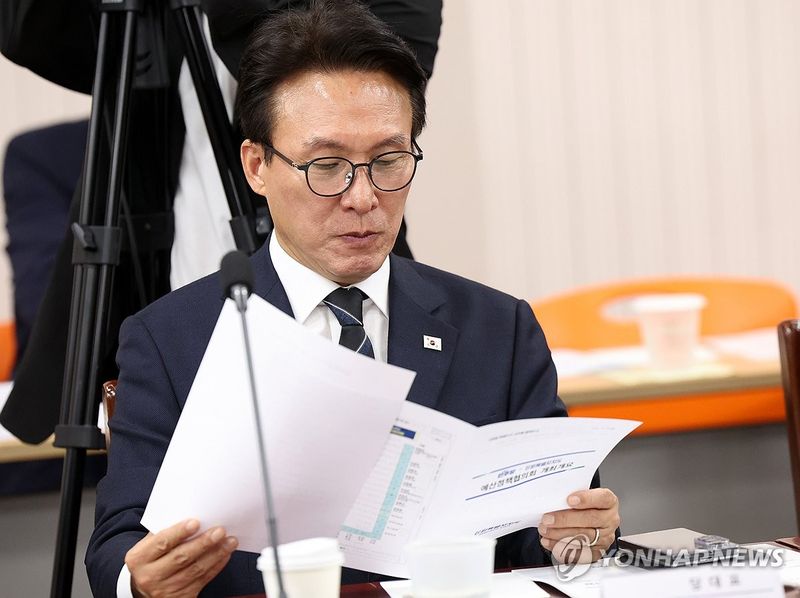 자료 살피는 김민석 대표 (출처=연합뉴스)