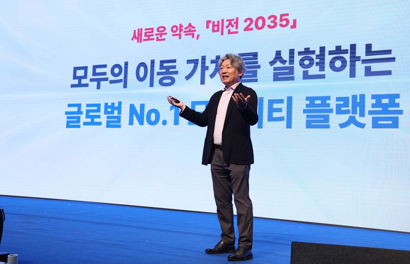 지난 14일 한국도로공사 김천 본사에서 열린 비전 2035 및 안전경영실천 선포식에서 유정훈 한국도로공사 사장이 새로운 비전에 대해 설명하고 있다. 한국도로공사 제공