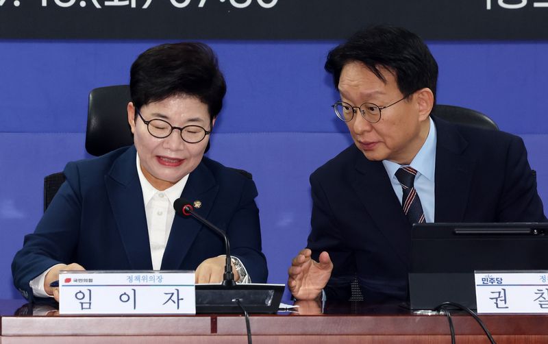 권칠승 더불어민주당 정책위의장(오른쪽)과 임이자 국민의힘 정책위의장이 15일 오전 서울 여의도 국회 의원회관에서 열린 '더불어민주당-국민의힘 민생정책 연석회의'에서 대화를 나누고 있다. 뉴스1