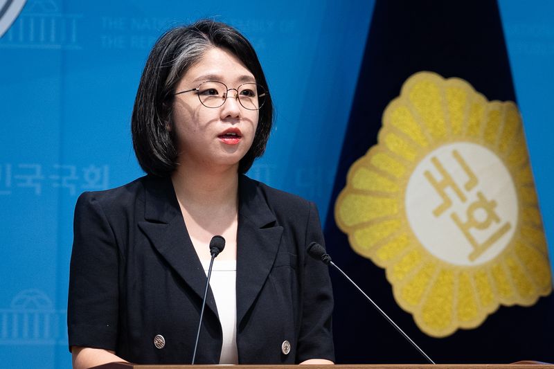 용혜인 기본소득당 의원이 지난 13일 서울 여의도 국회 소통관에서 성평등가족부 장관 후보직 사퇴 기자회견을 하고 있다. 뉴스1