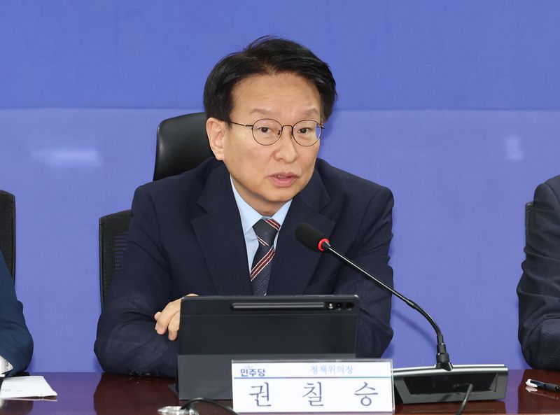 권칠승 더불어민주당 정책위 의장이 15일 오전 서울 여의도 국회 의원관에서 열린 더불어민주당-국민의힘 정책위, 민생정책 연석회의에서 발언하고 있다. 뉴시스