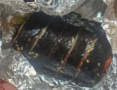 온라인상에 공유된 '반줄 김밥' 모습 /사진=연합뉴스