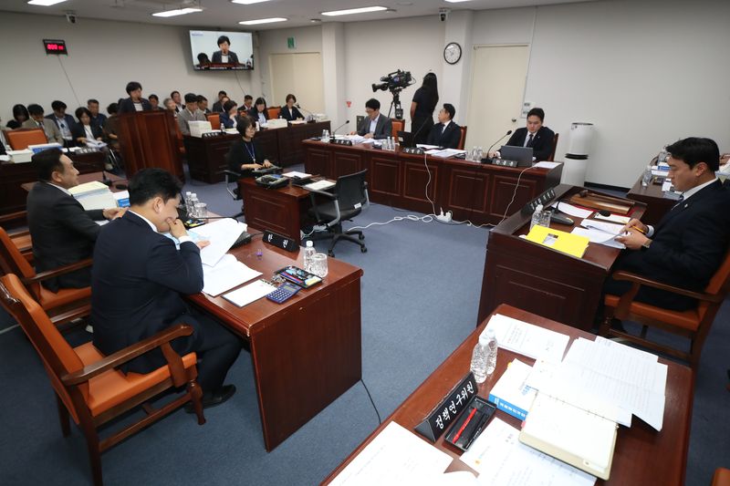 14일 제주특별자치도의회 미래경제산업위원회 회의에서 ‘제주특별자치도 풍력발전사업 허가 및 지구 지정 등에 관한 조례 전부개정조례안’이 심사되고 있다. 상임위는 개발이익 공유화와 주민참여를 별도 조항으로 분리하는 내용으로 조례안을 수정 가결했다. 사진=제주특별자치도의회 제공