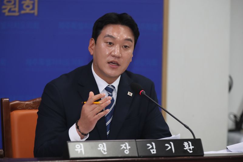 14일 제주특별자치도의회 미래경제산업위원회 회의에서 김기환 위원장이 풍력발전사업 조례 전부개정안을 심사하며 발언하고 있다. 상임위는 개발이익 공유화와 주민참여를 별도 조항으로 분리하는 내용으로 조례안을 수정 가결했다. 사진=제주특별자치도의회 제공