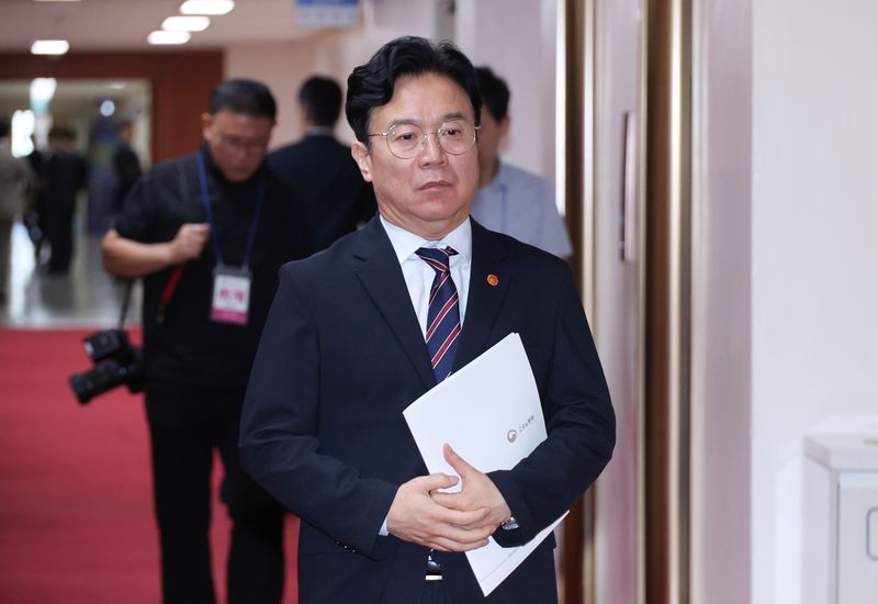 김영훈 고용노동부 장관이 15일 서울 종로구 정부서울청사에서 열린 국무회의에 입장하고 있다. 연합뉴스