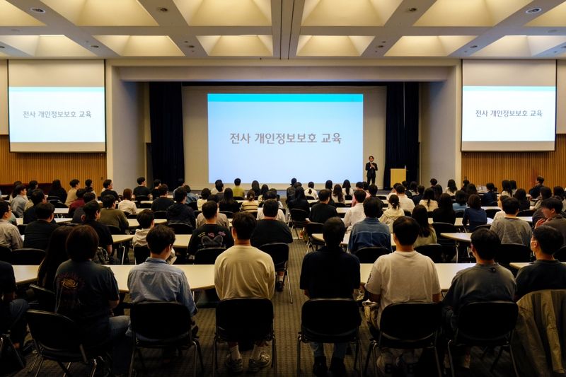 티빙 전 임직원이 지난 14일 티빙 본사에서 개인정보전문가협회 이사인 윤종수 법무법인 광장 파트너 변호사에게 개인정보 보호 교육을 받고 있다. 티빙 제공