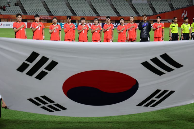 14일 오후 일본 오사카 나가이스타디움에서 열린 2026 아이치·나고야 아시안게임 여자축구 예선 F조 대한민국과 미얀마의 경기, 대한민국 대표팀 선수들이 국기에 대한 경례를 하고 있다. 2026.9.14 ⓒ 뉴스1 안은나 기자