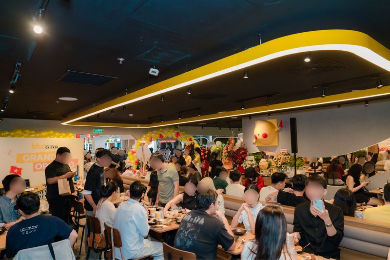 bhc에서 지난 12일 베트남 호찌민에 오픈한 bhc 1호점이 이용객들로 가득찼다. 다이닝브랜즈 그룹 제공