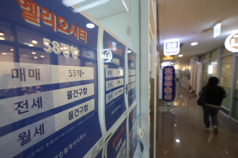 [서울=뉴시스] 권창회 기자 = 서울 아파트 전·월세 매물이 감소하면서 기존 임대차 계약을 갱신하는 사례가 급증하고 있다. 전세의 월세화 현상이 가속화하면서 전세 물건을 구하기 어려운 데다, 대출 규제 강화로 매수 여건도 악화되자 세입자들이 기존 임대차 계약을 연장하면서 갱신 계약이 늘었다는 분석이다.24일 서울 시내 한 부동산 중개업소에 매물 정보가 걸려 있다. 2026.03.24. kch0523@newsis.com